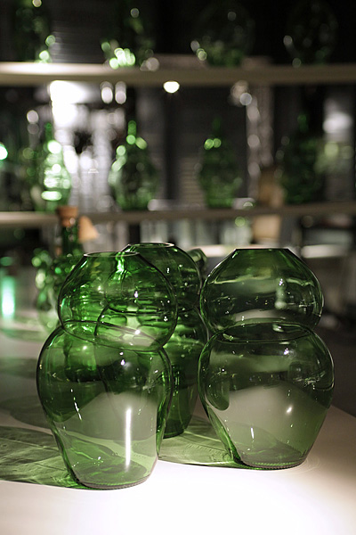 Klaas Kuiken, vases made of wine bottles (photo Lisa Klappe)